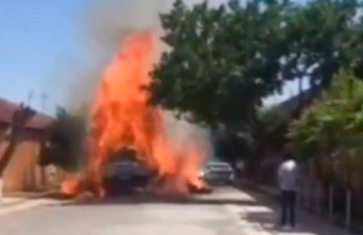 В Самарканде дотла сгорел грузовик с соломой — видео