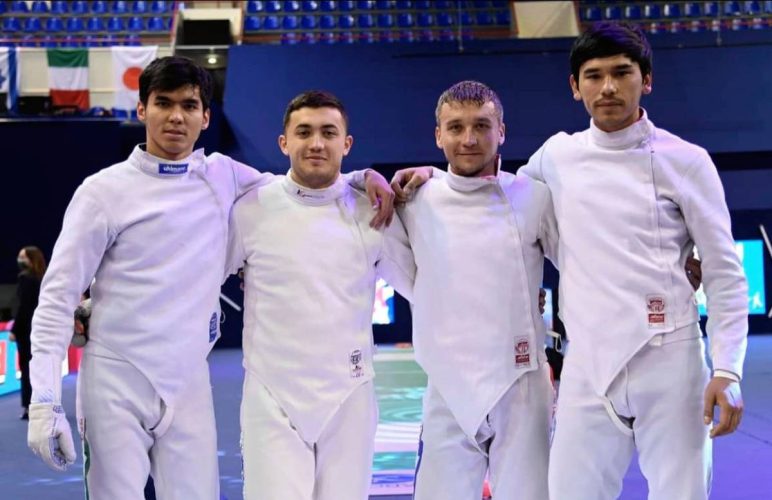 Сборная Узбекистана по фехтованию взяла серебро на чемпионате Азии