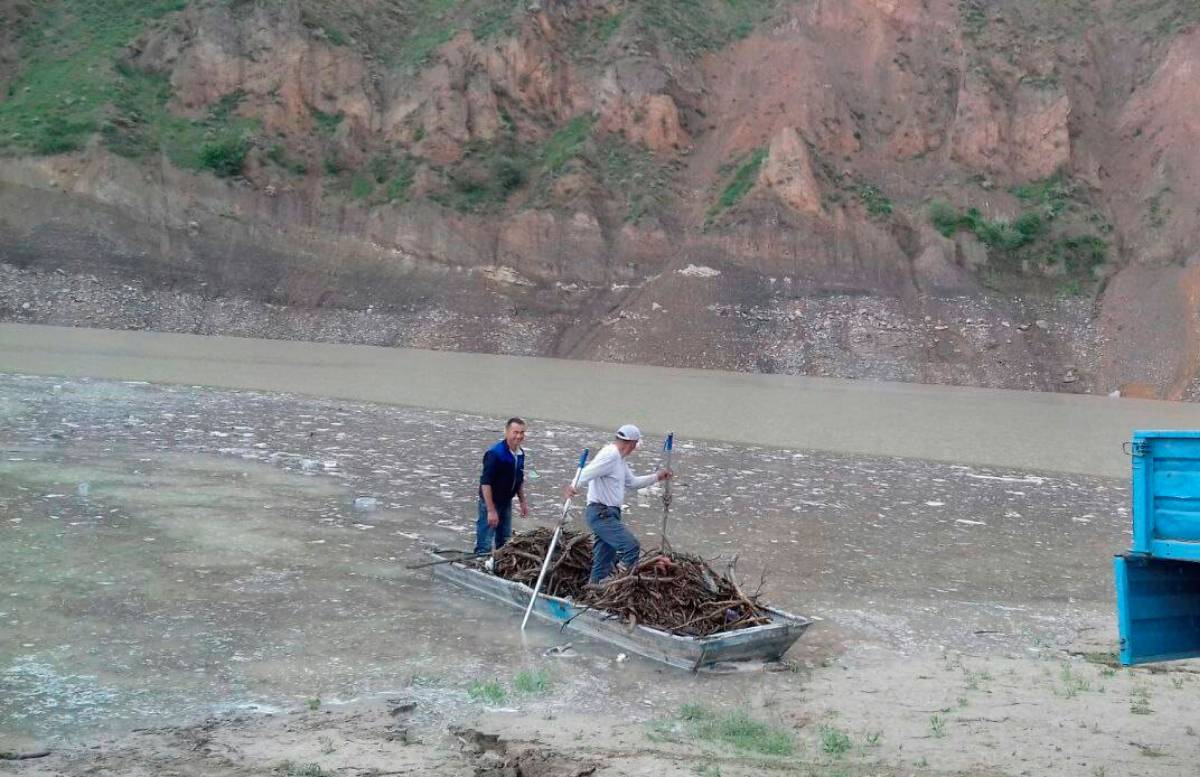 На Чарвакском водохранилище образовался мусорный «остров» — видео