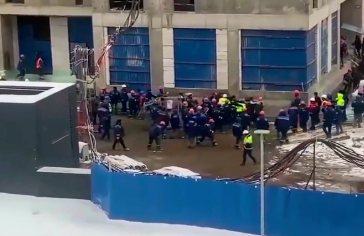 Депортация мигрантов после теракта. Драка на стройке в Москве. Мигранты в Москве стычки. Драка мигрантов в парке.