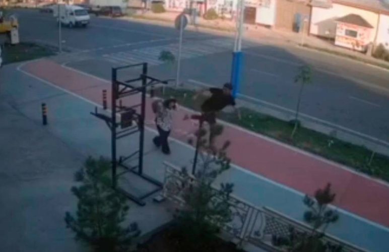 В Узбекистане парень пнул свою девушку по голове — видео