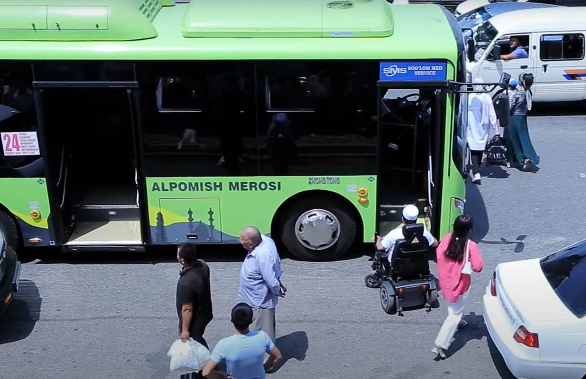 В Андижане водители автобусов не пускали гражданина с инвалидностью в автобус