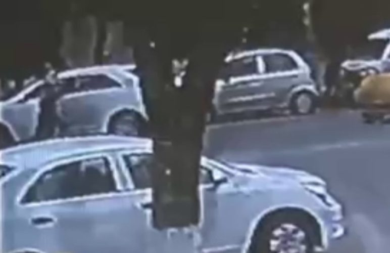 В Ургенче восемь человек подбежали к автомобилю Cobalt и изрезали водителя