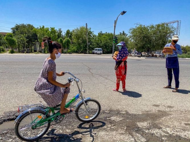 Узбекистанцам рекомендовали носить медицинские маски