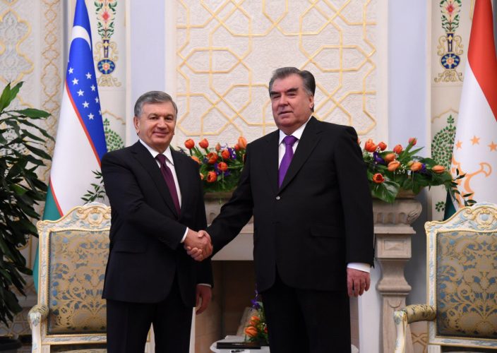 Рахмон поддержал усилия Мирзиёева по обеспечению стабильности Каракалпакстана