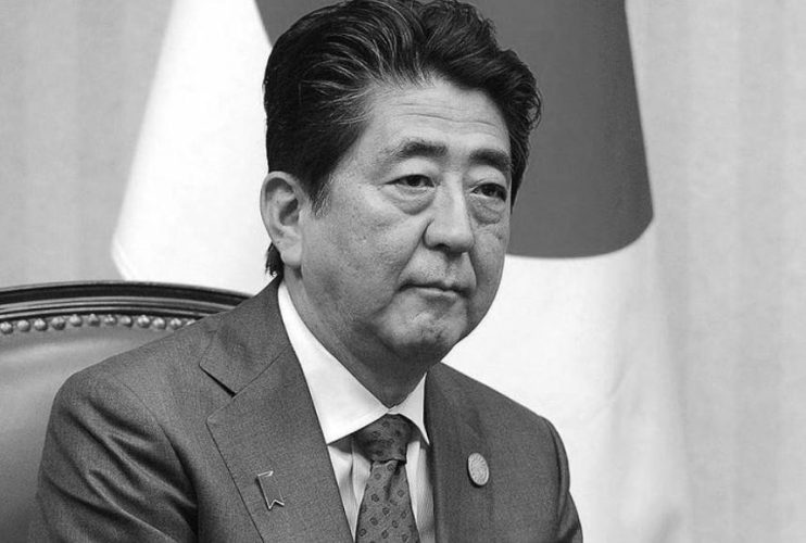 Экс-премьер Японии умер в результате покушения