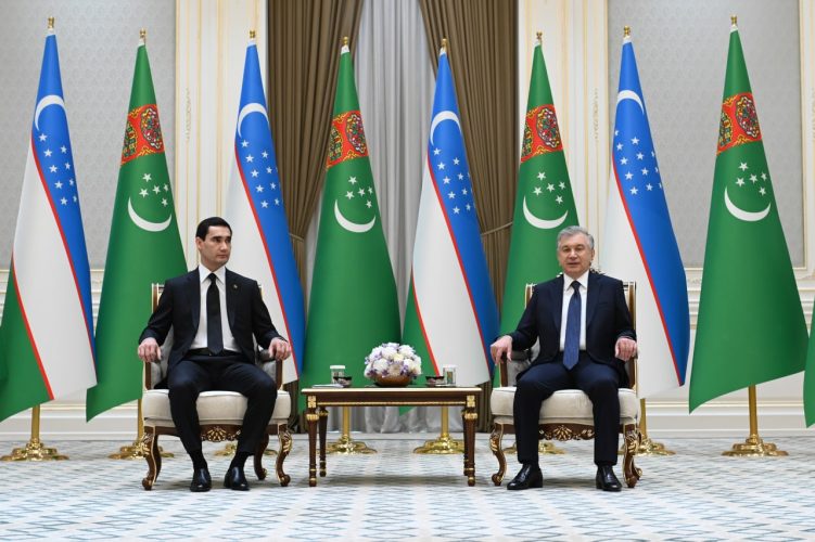 Президенты Узбекистана и Туркменистана провели встречу в узком формате