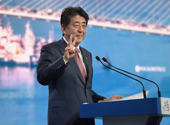 Экс-премьер Японии получил огнестрельное ранение во время публичной речи