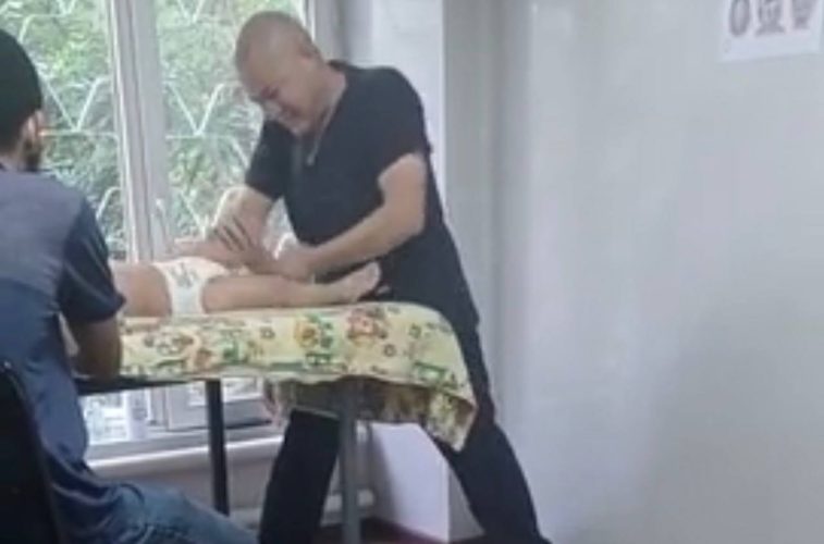 В Ташкенте массажист без образования довел ребенка до истерики
