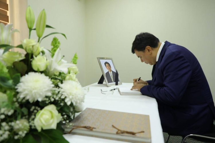Азиз Абдухакимов почтил память погибшего Синдзо Абэ