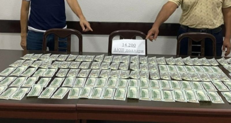 В Намангане мужчины пытались продать почти 15 тысяч фальшивых долларов