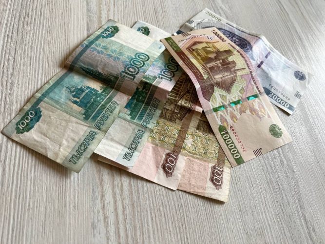 Узбекский сум укрепился на фоне всех иностранных валют
