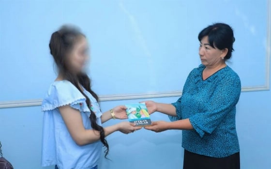 В Наманганской области девушкам подарили роман Кадыри после задержания в ночном клубе