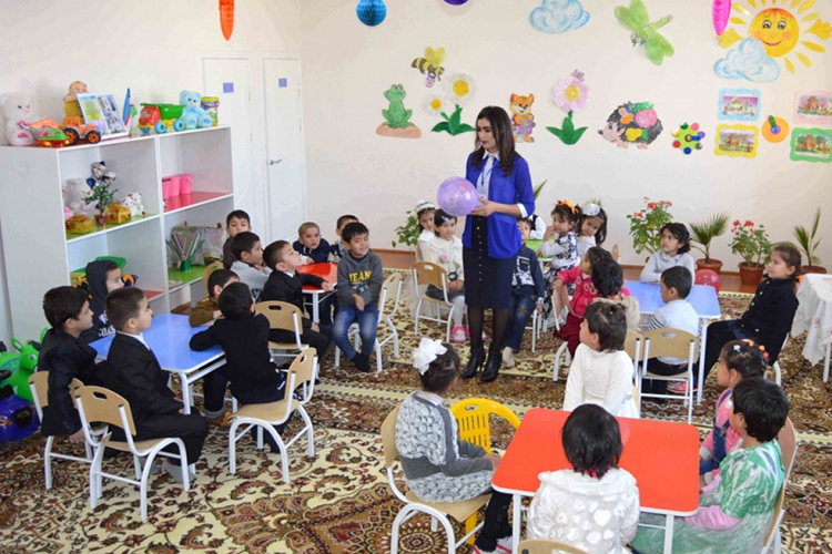 В семейные детсады Узбекистана будут принимать детей до трех лет