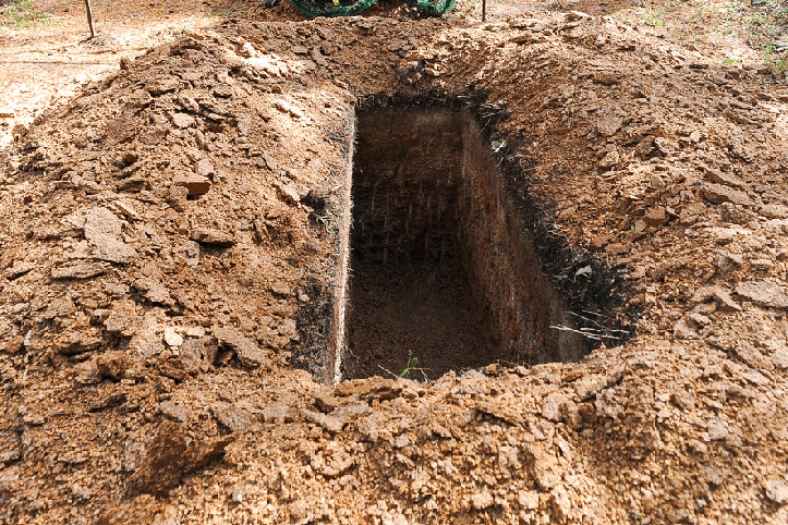 В России пятеро мужчин похитили узбекистанца, вывезли в лес и заставили копать себе могилу