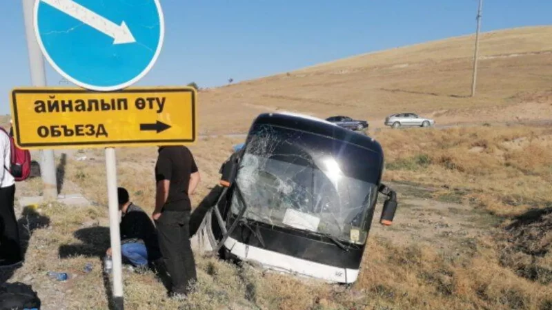 Следовавший из Узбекистана автобус вылетел в кювет: 12 человек пострадали