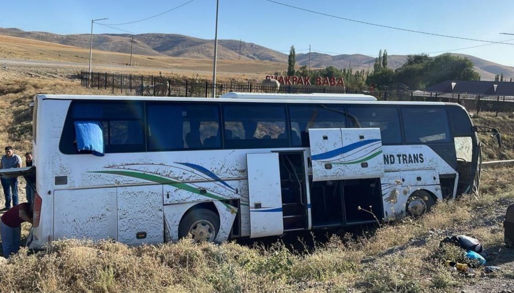 Следовавший из Узбекистана автобус вылетел в кювет: 12 человек пострадали