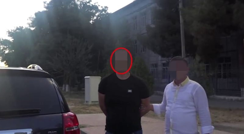 «Ловца взяточников» задержали за взятку: В Ташкенте с поличным поймали сотрудника ДБЭП