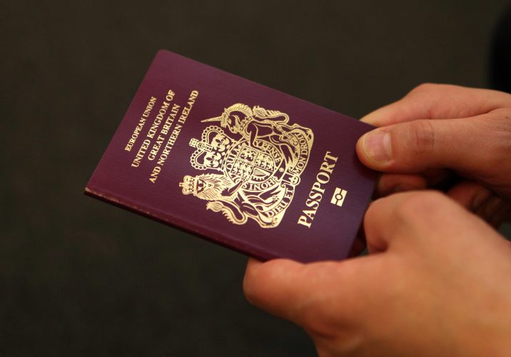 В аэропорту Ташкента поймали восемь пассажиров с поддельными британскими паспортами