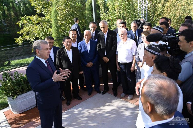 Президент посетил махаллю Юнусабадского района в Ташкенте