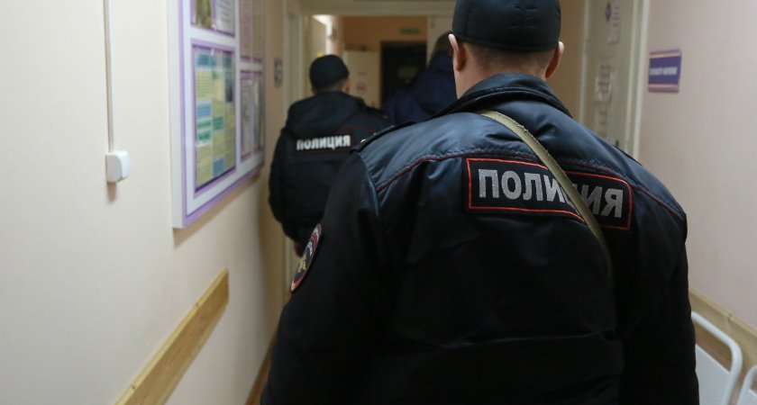 В России два узбекистанца украли мобильный телефон на ж/д вокзале