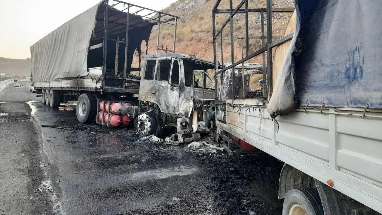 В Джизаке «лоб в лоб» столкнулись два грузовика: машины загорелись