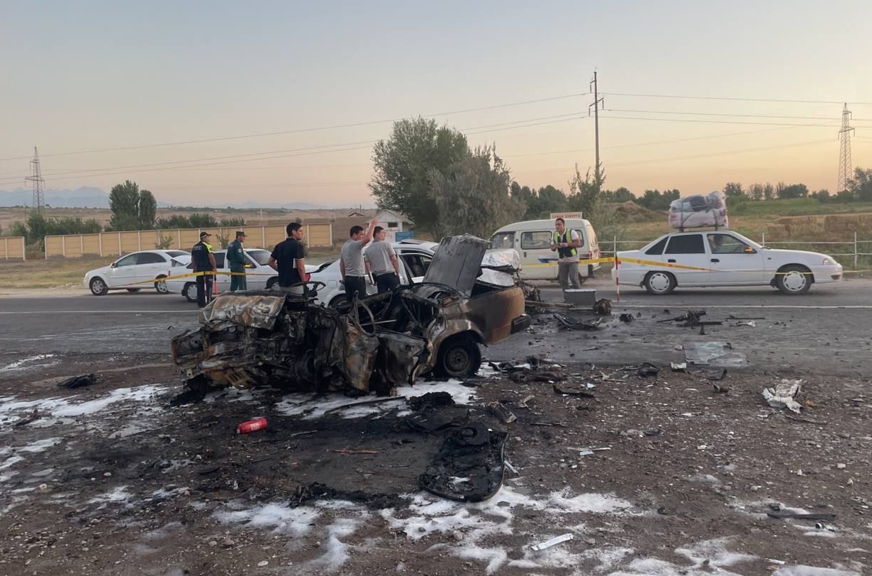 В Намангане в результате ДТП загорелся автомобиль: есть погибшие