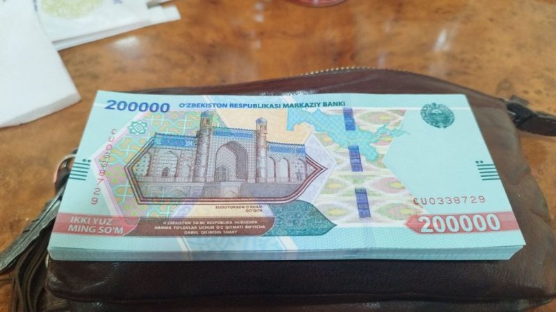 Узбекистанцам рассказали, что делать с фальшивой купюрой