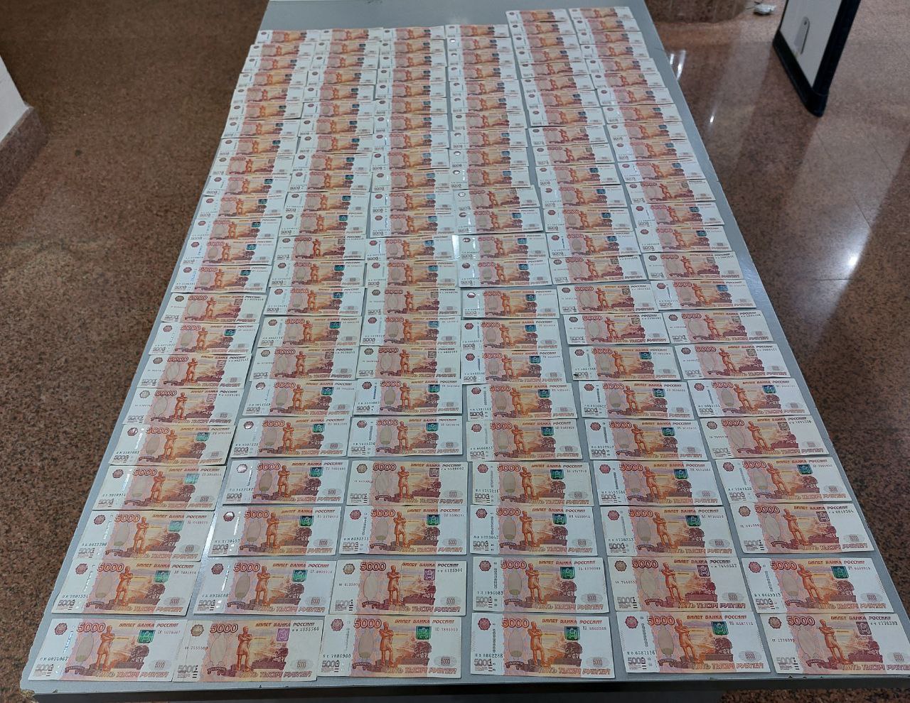 В Бухаре гражданин хотел незаконно завезти почти миллион рублей