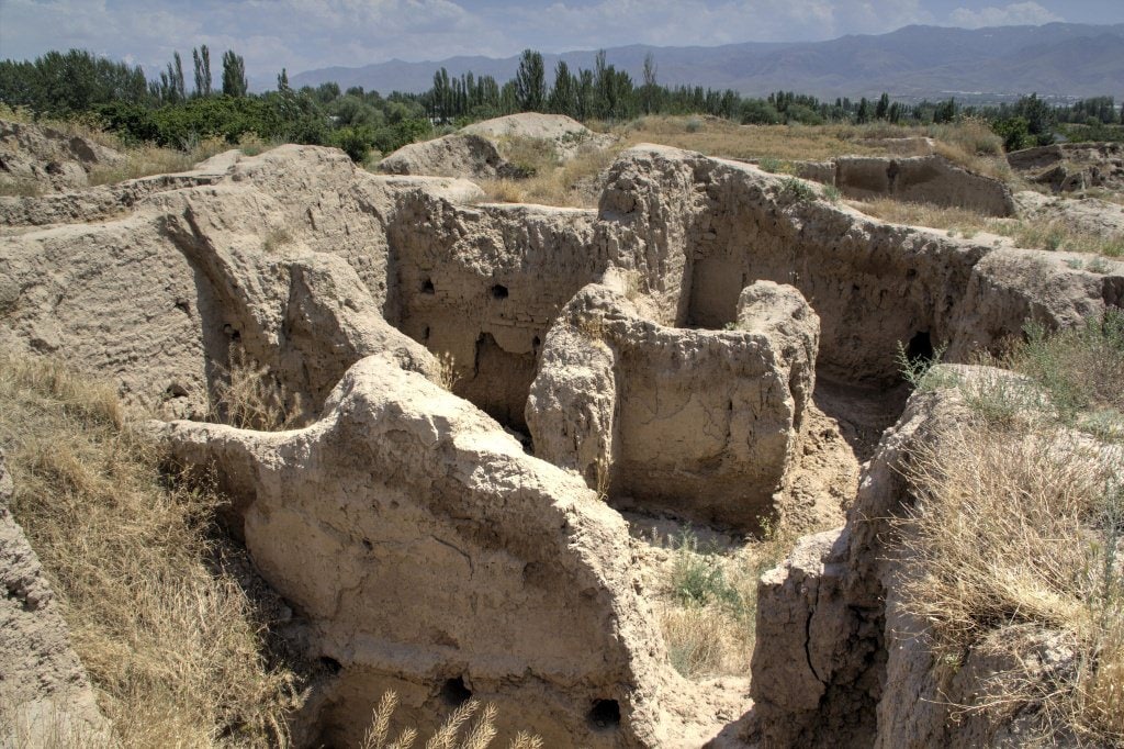 В Узбекистане в двух регионах повредили памятники почти на два миллиарда сумов