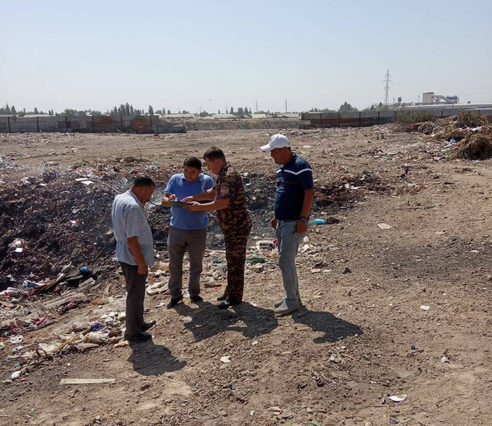 В одном из районов Ташкента создали незаконную свалку и сжигали отходы