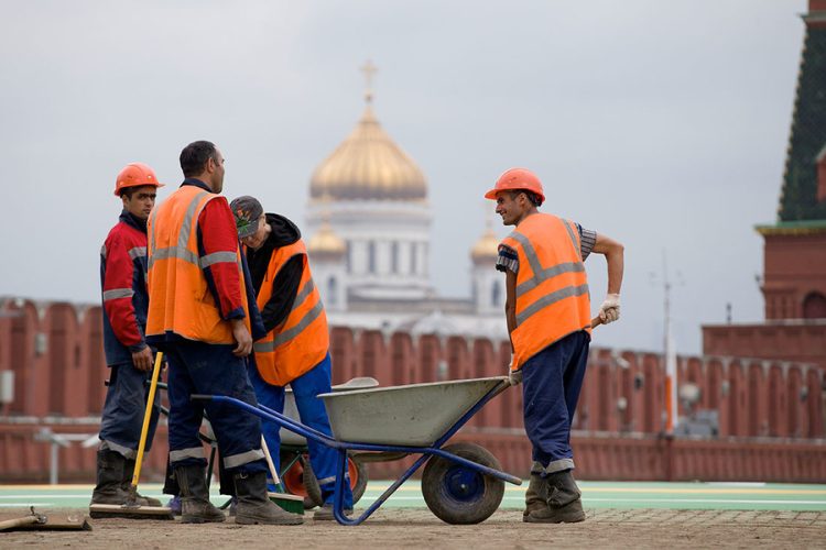 За три месяца более полутора миллиона узбекистанцев отправились на заработки в Россию