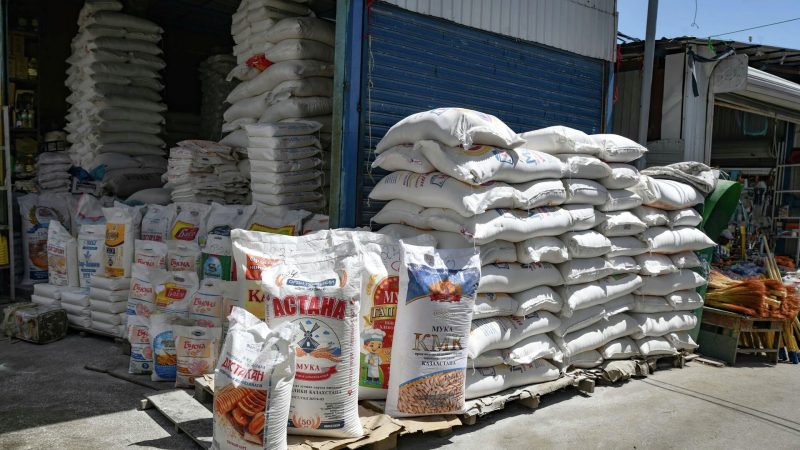 В Казахстане сняли ограничения на экспорт муки и пшеницы