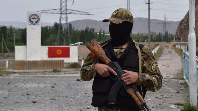 Кыргызстан сообщил о вооруженных столкновениях на всей границе с Таджикистаном