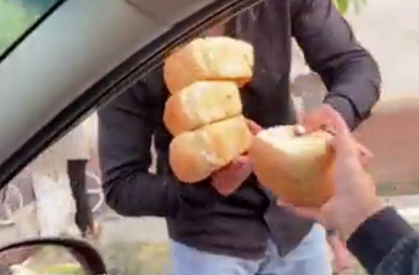 Узбекистанцы раздали хлеб жителям кыргызского Баткена