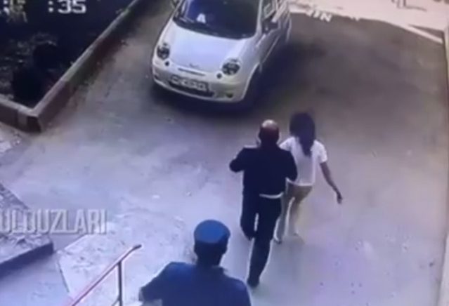 В Ташкенте сотрудники ОВД проволочили женщину по подъезду и запихнули в машину