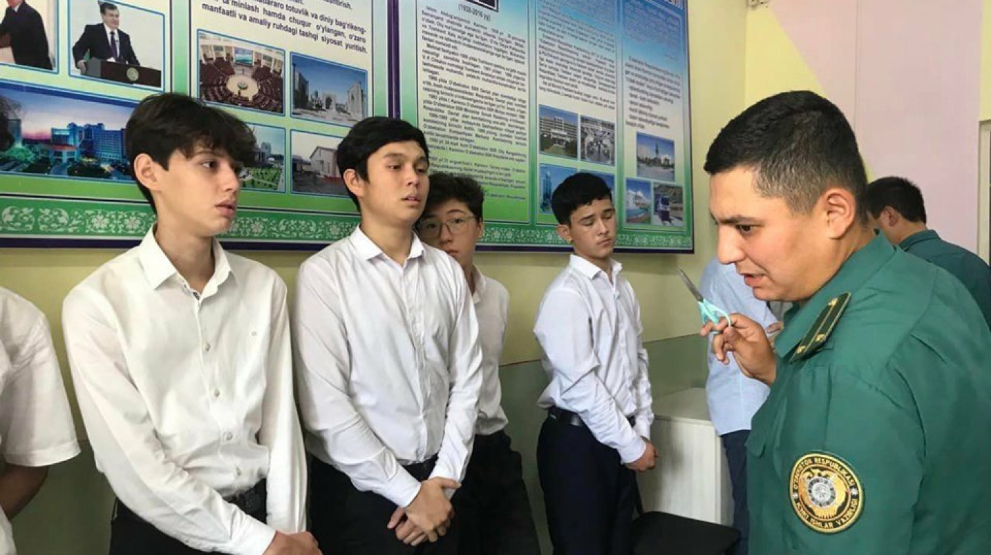 В Ташкенте в одной из школ старшеклассникам пригрозили насильно отрезать волосы