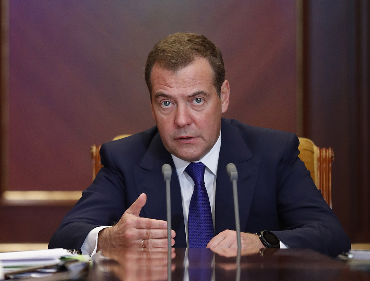 Медведев назвал генсека НАТО циничным мальчиком
