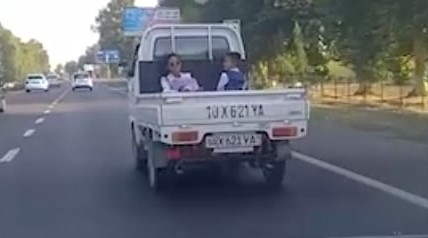 В Ташобласти водитель Labo вез своих детей в школу в грузовом отсеке