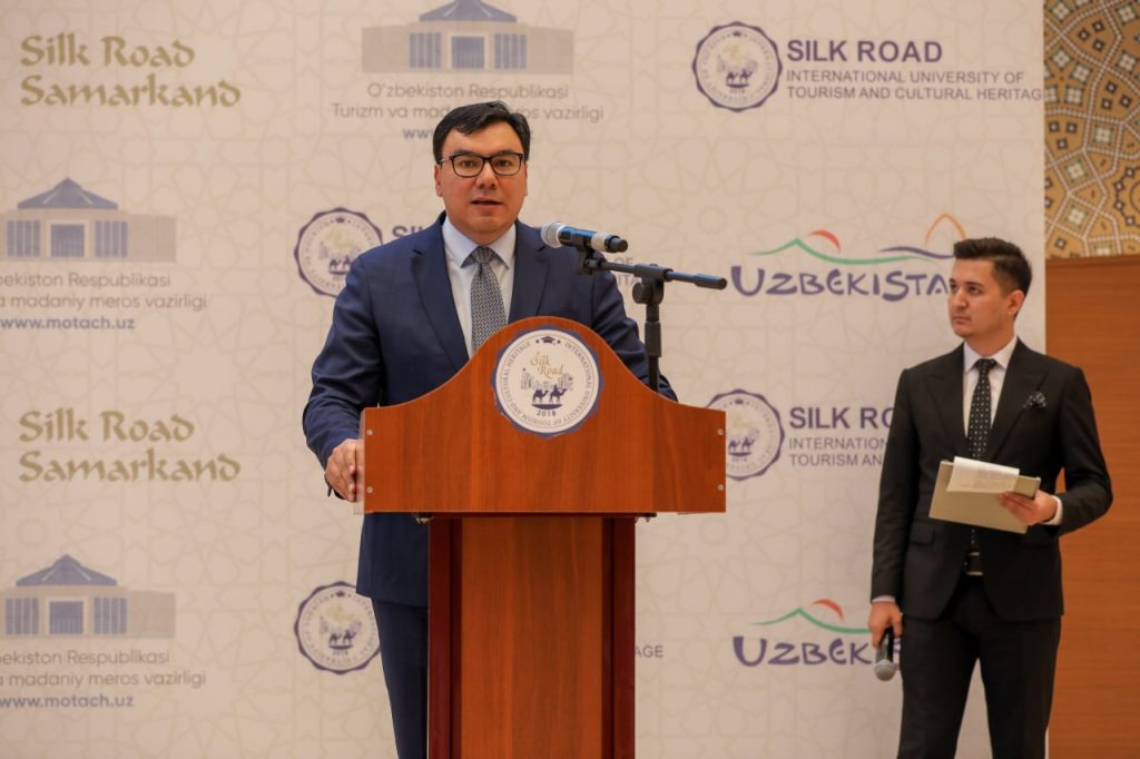 В Узбекистане наградили главных подвижников туризма