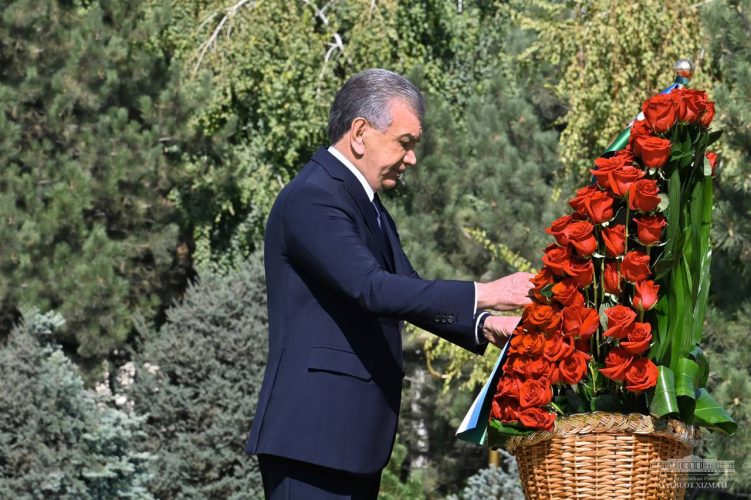 Шавкат Мирзиёев возложил цветы к памятнику Ислама Каримова