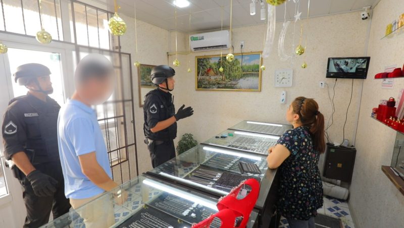 В Алмалыке с поличным задержали грабителя в ювелирном магазине