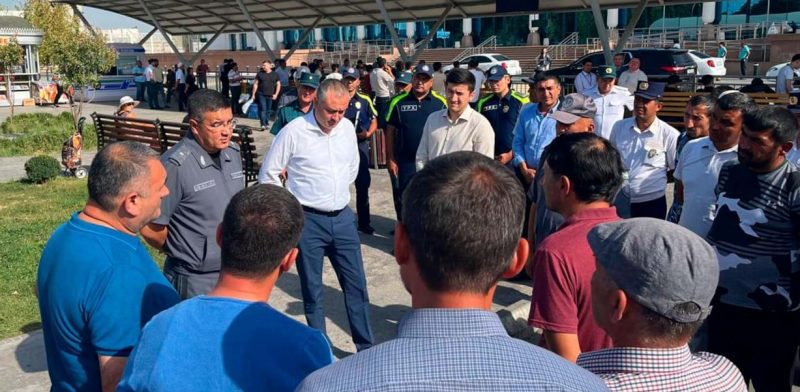 Начальник ГУВД Ташкента поговорил с таксистами возле столичного аэропорта