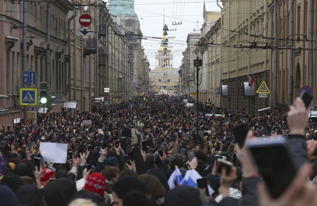 Узбекистанцев попросили не участвовать на митингах в России