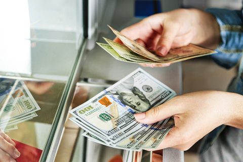 Ограничения на покупку наличных денег в банках не имеют отношения к наплыву россиян, — экономист