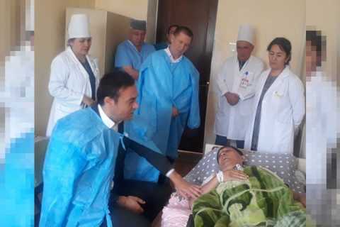 В Кашкадарье сын пациента избил врача