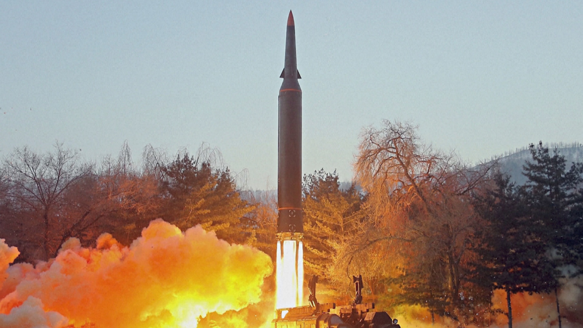 Северная Корея выпустила ракету в сторону Японии