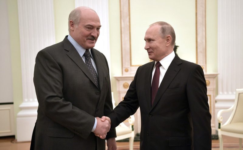 Лукашенко подарил Путину сертификат на трактор