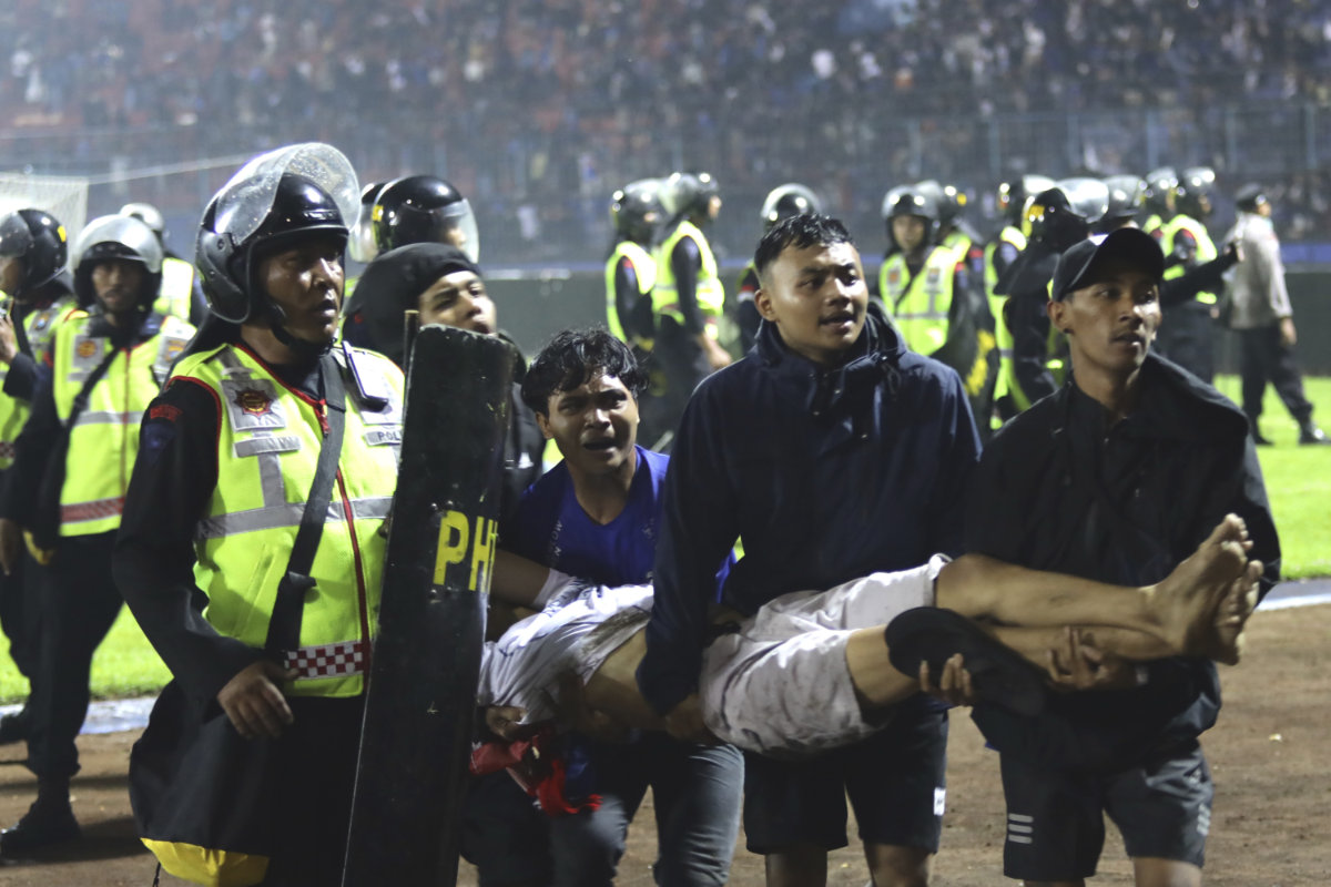 Мирзиёев выразил соболезнования президенту Индонезии из-за беспорядков на футбольном матче
