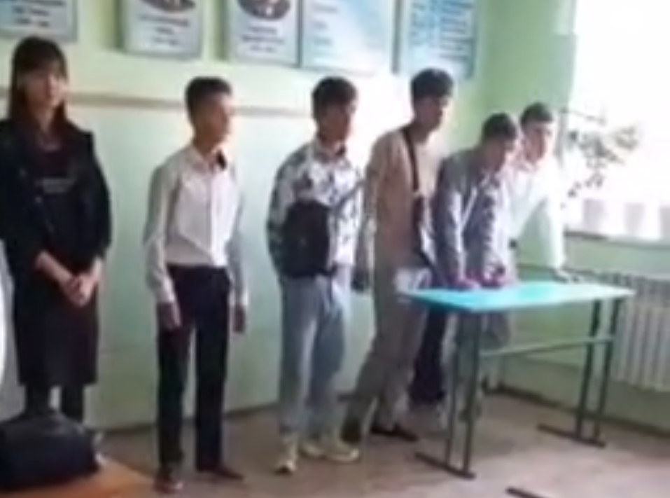 В одной из школ Андижана ученики посещали уроки стоя из-за отсутствия парт и стульев